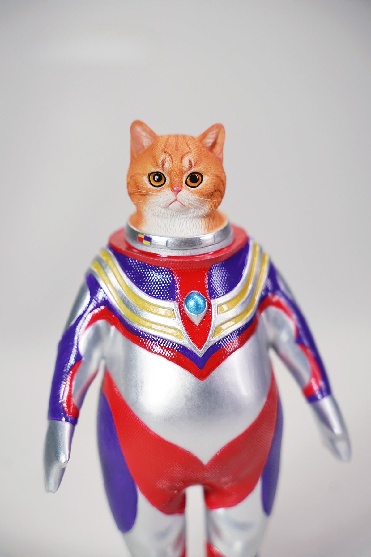 This Ultrafrog action figure features a frog body with a removable cat head sculpture, made of durable vinyl. The figure measures 9 x 5 x 16 cm and includes a magnetic headpiece that can rotate, making it a fun and customizable collectible for fans of unique hybrid figures, superheroes, and creative designs.