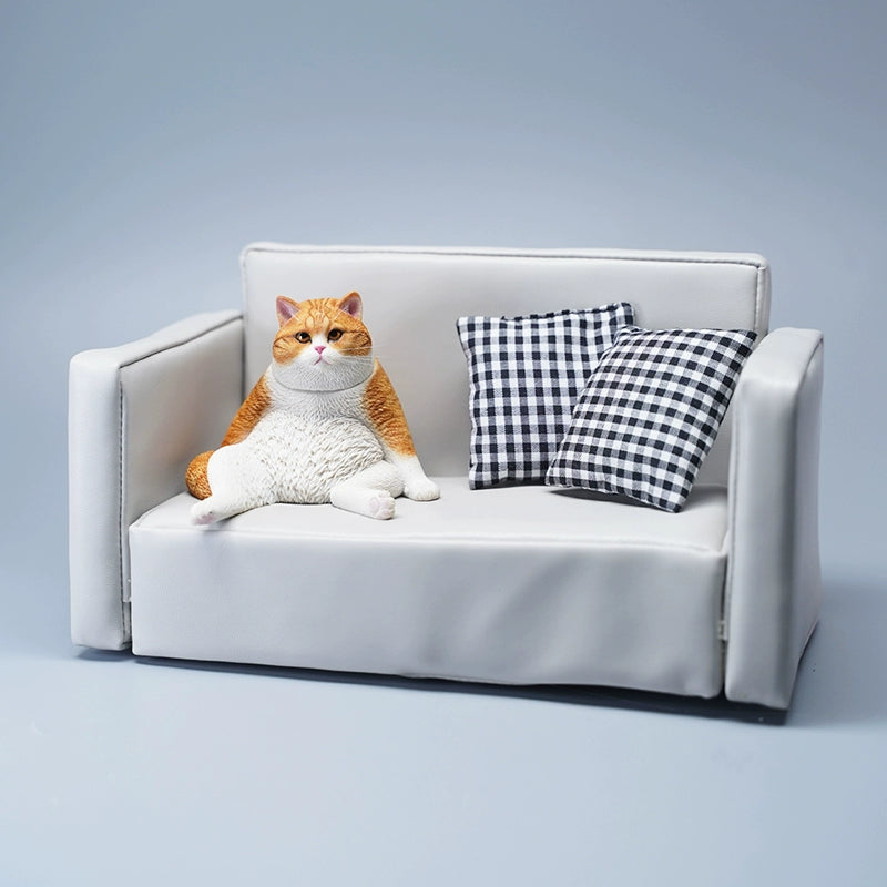 Realistic 1/6 scale Lazy Cat 5.0 models depicting various chubby cats lounging on a miniature sofa with checkered pillows. This detailed set captures the humorous and relaxed poses of the cats, perfect for collectors and cat lovers.