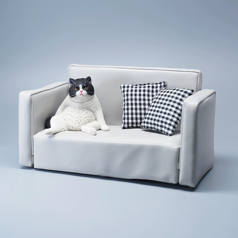 Realistic 1/6 scale Lazy Cat 5.0 models depicting various chubby cats lounging on a miniature sofa with checkered pillows. This detailed set captures the humorous and relaxed poses of the cats, perfect for collectors and cat lovers.