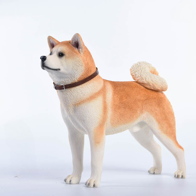 Three 1/6 scale models of Akita dogs, each with a different coat color: dark grey, white, and orange. The models feature realistic fur textures and detailed expressions, capturing the noble and strong nature of the Akita breed.