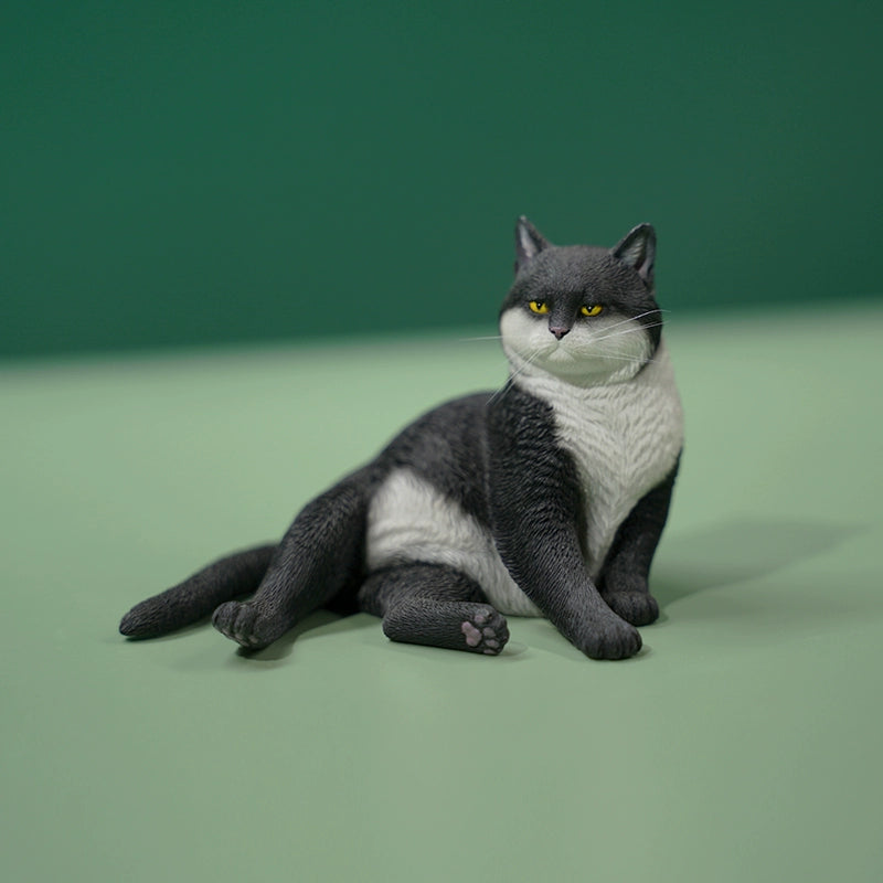 A collection of 1/6 scale cat models featuring five distinct cats, each with unique fur patterns and colors. The cats are arranged around a black chair, showcasing a regal and relaxed pose, set against a green background.