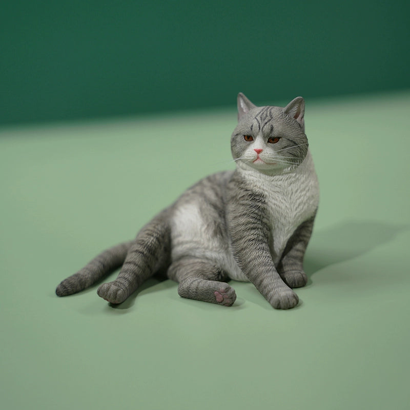 A collection of 1/6 scale cat models featuring five distinct cats, each with unique fur patterns and colors. The cats are arranged around a black chair, showcasing a regal and relaxed pose, set against a green background.