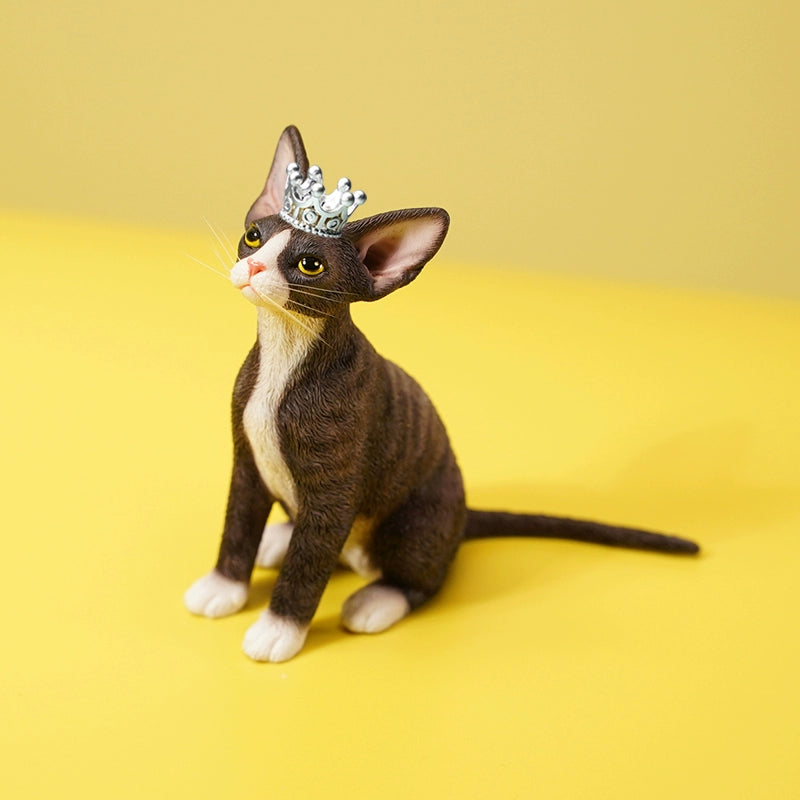 A realistic 1/6 scale German Curly Princess Cat model featuring an orange tabby cat with a crown, elegantly posed among miniature blocks. This figurine captures the regal essence of the cat, making it a perfect collectible for cat enthusiasts and home decor.