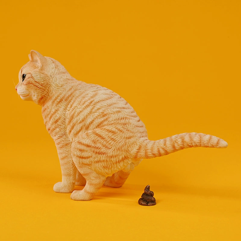 A detailed resin model of a cat in a rebellious pose with a blue and white coat. The cat is shown in a realistic crouching position on a bright yellow background, highlighting its expressive features and lifelike texture.