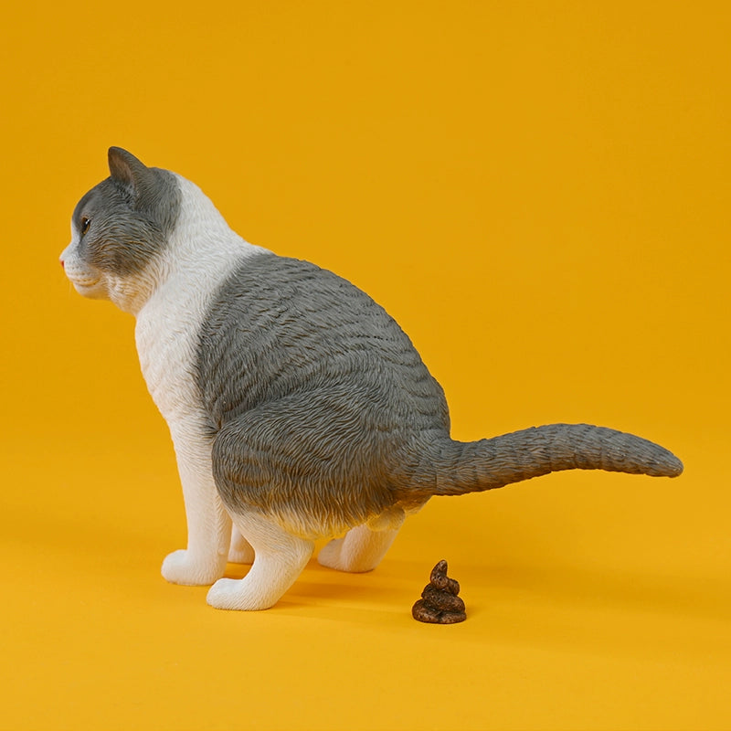 A detailed resin model of a cat in a rebellious pose with a blue and white coat. The cat is shown in a realistic crouching position on a bright yellow background, highlighting its expressive features and lifelike texture.