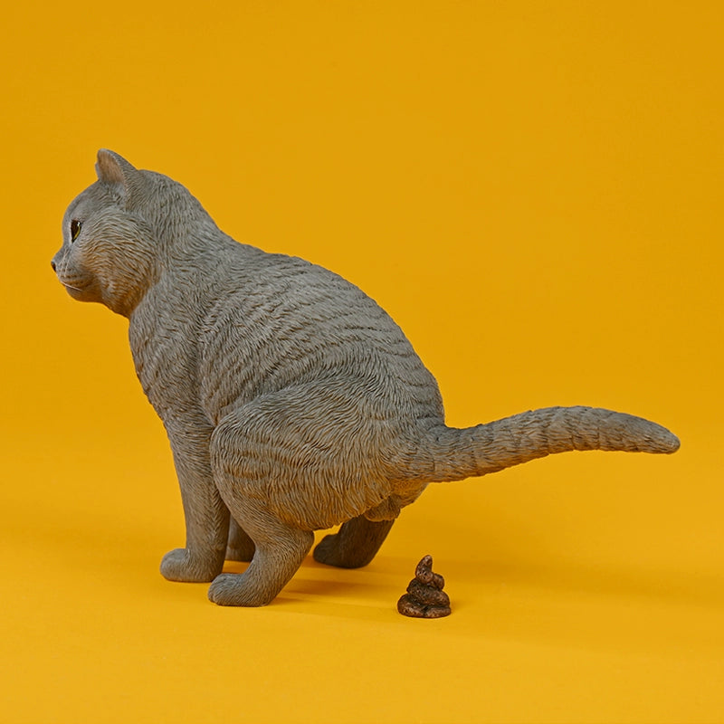 A detailed resin model of a cat in a rebellious pose with a blue and white coat. The cat is shown in a realistic crouching position on a bright yellow background, highlighting its expressive features and lifelike texture.