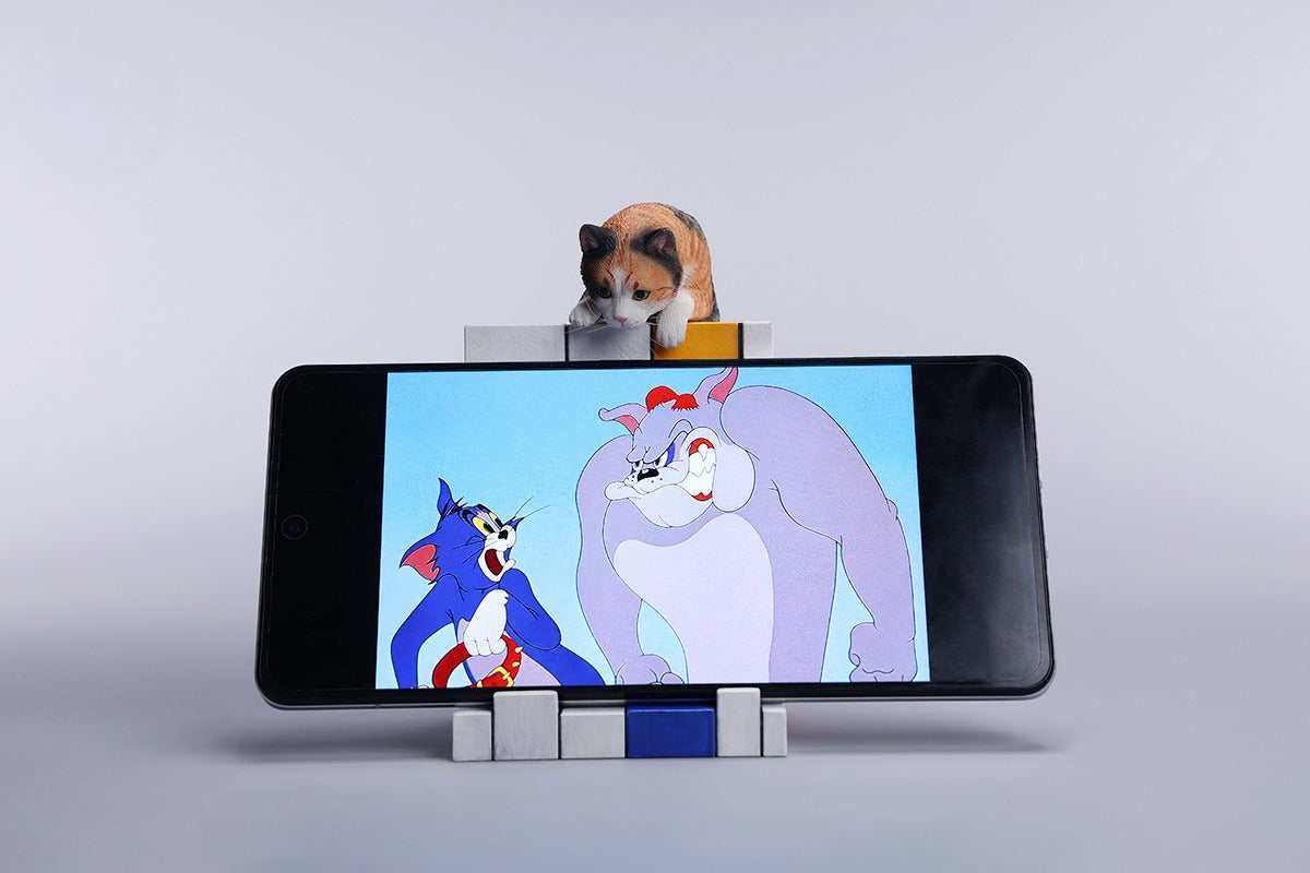 A 1/6 scale Mondrian wall-climbing cat figurine crafted from high-quality resin, featuring a playful cat climbing a colorful cubist-style wall, offering a unique and stylish addition to any home decor.