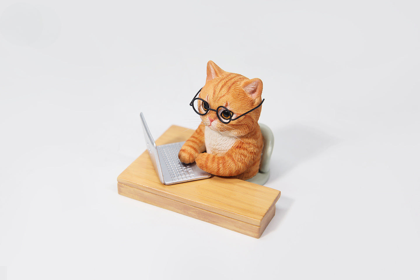 Four adorable cat figurines sitting at desks with laptops, each wearing glasses, representing the 1/6 Slack Off Cat Resin Model collection. The cats vary in color, including white, black and white, orange tabby, and grey tabby, all captured in a whimsical and detailed design.