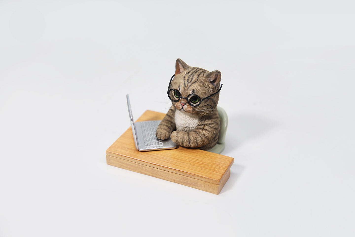 Four adorable cat figurines sitting at desks with laptops, each wearing glasses, representing the 1/6 Slack Off Cat Resin Model collection. The cats vary in color, including white, black and white, orange tabby, and grey tabby, all captured in a whimsical and detailed design.
