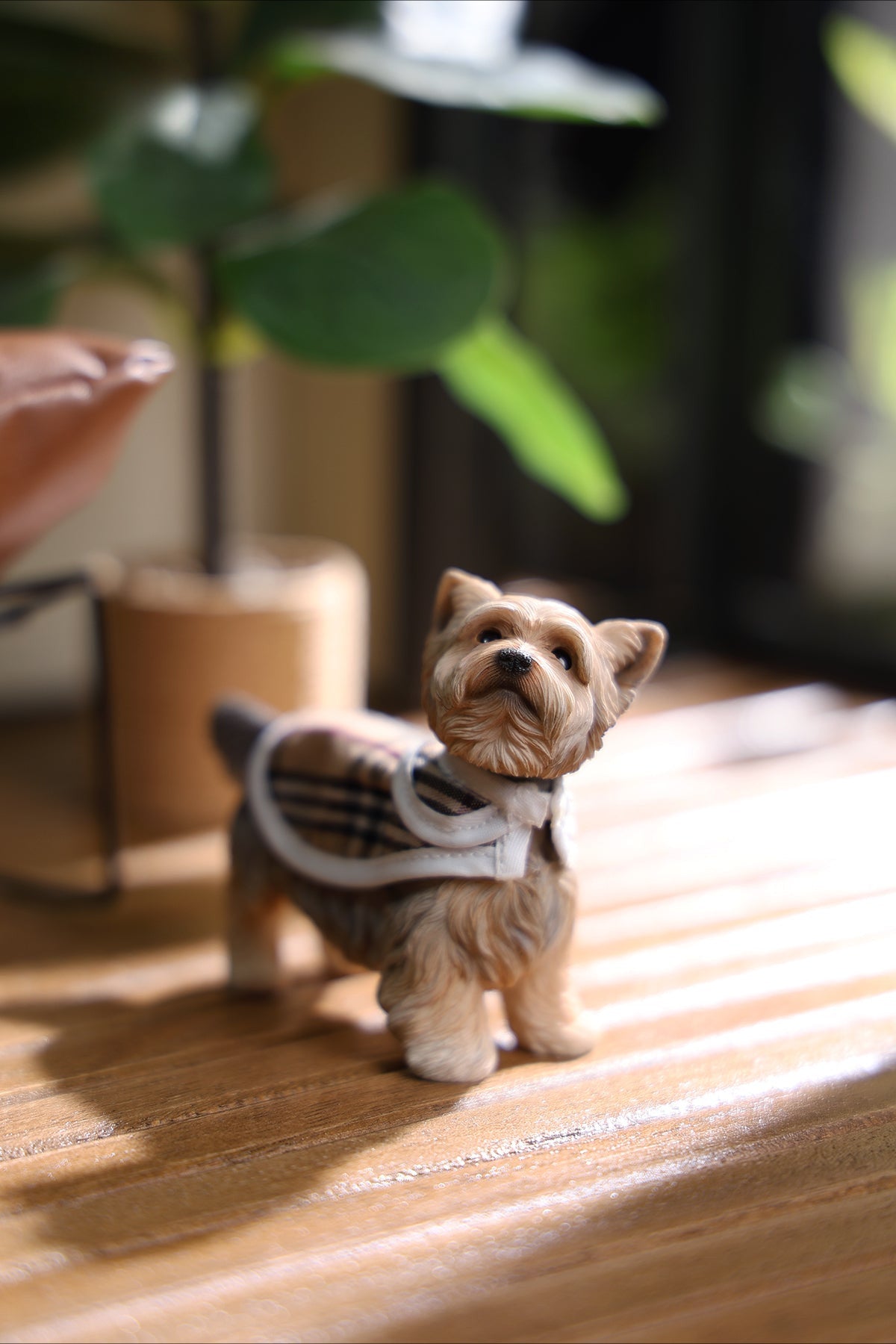 Two highly detailed 1/6 scale Yorkshire dog models dressed in stylish plaid coats. These realistic figurines capture the charming appearance of Yorkshire Terriers, making them perfect for collectors and dog lovers.