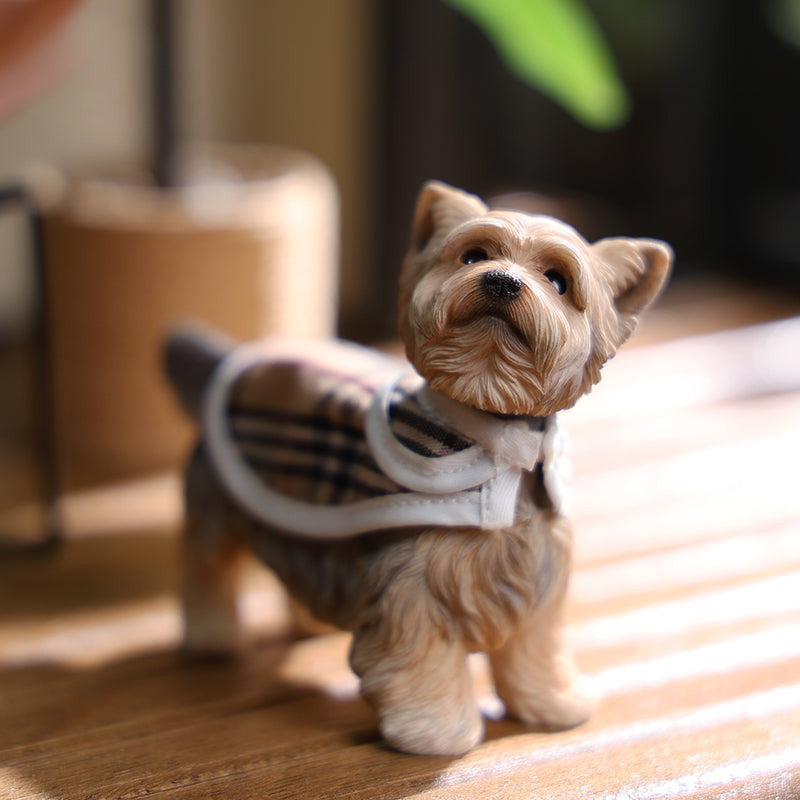 Two highly detailed 1/6 scale Yorkshire dog models dressed in stylish plaid coats. These realistic figurines capture the charming appearance of Yorkshire Terriers, making them perfect for collectors and dog lovers.