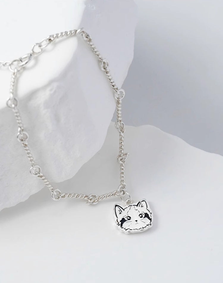 A beautifully handcrafted 925 silver bracelet featuring a custom cat portrait charm, designed to memorialize a beloved pet. The bracelet showcases intricate detailing that captures the likeness of the pet, making it a unique and personalized accessory for pet lovers. Perfect as a pet memorial keepsake or a special gift.






