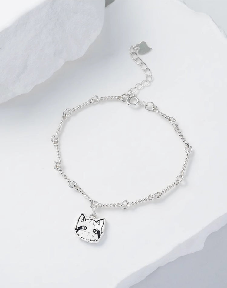 A beautifully handcrafted 925 silver bracelet featuring a custom cat portrait charm, designed to memorialize a beloved pet. The bracelet showcases intricate detailing that captures the likeness of the pet, making it a unique and personalized accessory for pet lovers. Perfect as a pet memorial keepsake or a special gift.






