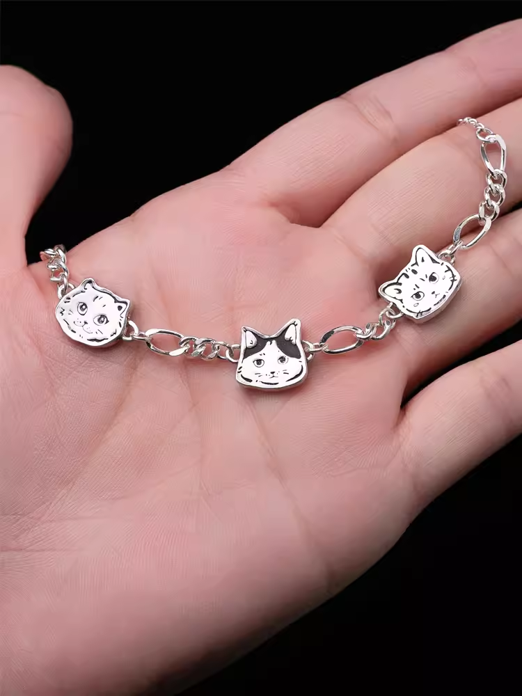 A beautifully handcrafted 925 silver bracelet featuring a custom cat portrait charm, designed to memorialize a beloved pet. The bracelet showcases intricate detailing that captures the likeness of the pet, making it a unique and personalized accessory for pet lovers. Perfect as a pet memorial keepsake or a special gift.






