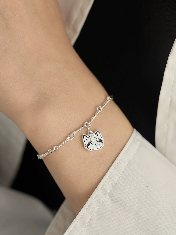 A beautifully handcrafted 925 silver bracelet featuring a custom cat portrait charm, designed to memorialize a beloved pet. The bracelet showcases intricate detailing that captures the likeness of the pet, making it a unique and personalized accessory for pet lovers. Perfect as a pet memorial keepsake or a special gift.






