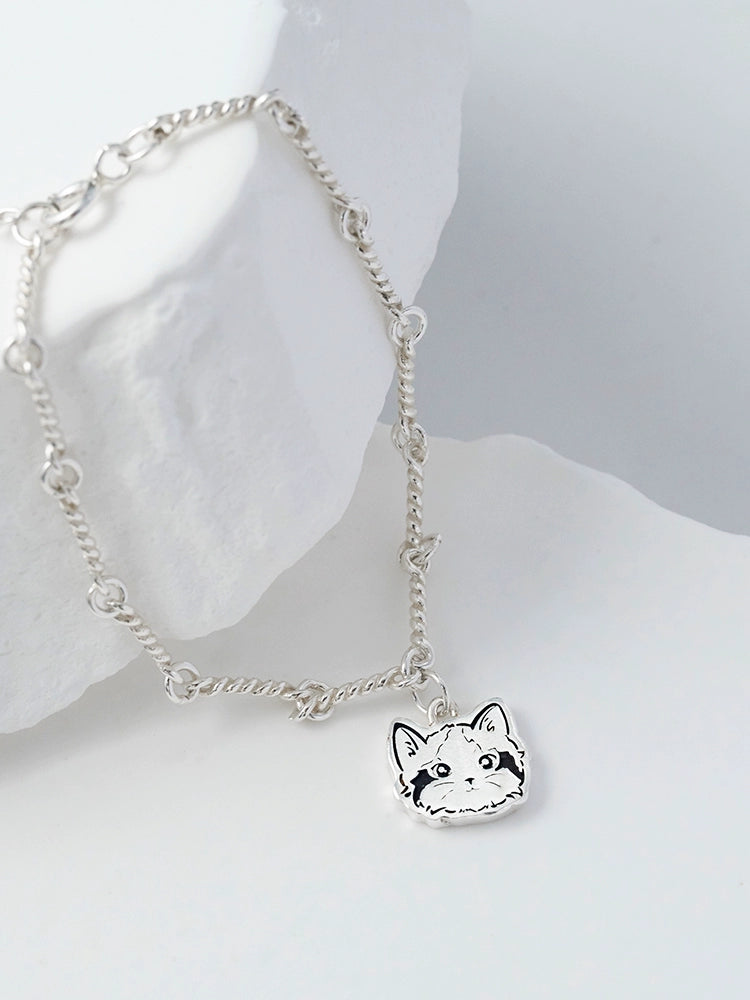 A beautifully handcrafted 925 silver bracelet featuring a custom cat portrait charm, designed to memorialize a beloved pet. The bracelet showcases intricate detailing that captures the likeness of the pet, making it a unique and personalized accessory for pet lovers. Perfect as a pet memorial keepsake or a special gift.






