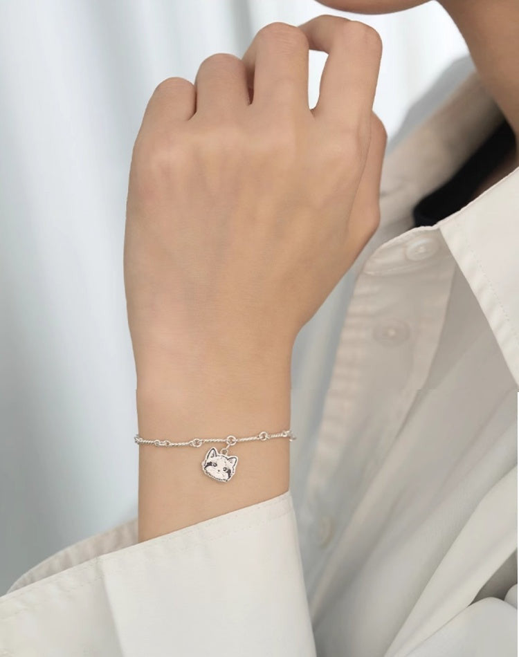 A beautifully handcrafted 925 silver bracelet featuring a custom cat portrait charm, designed to memorialize a beloved pet. The bracelet showcases intricate detailing that captures the likeness of the pet, making it a unique and personalized accessory for pet lovers. Perfect as a pet memorial keepsake or a special gift.






