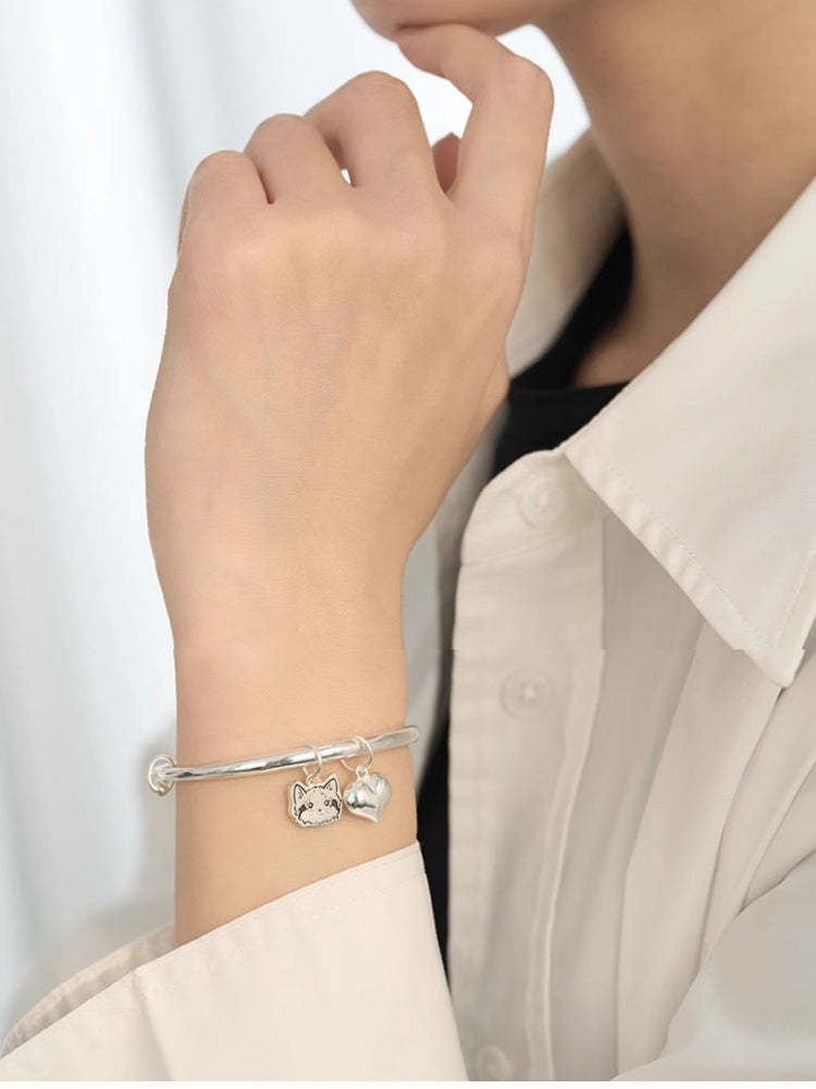 Custom Pet Portrait Bracelet made of S925 silver, featuring a personalized charm of your pet’s face and an additional heart charm. Handcrafted with precision, this bracelet is a perfect memorial keepsake or gift for pet lovers, highlighting unique customization and quality craftsmanship.


