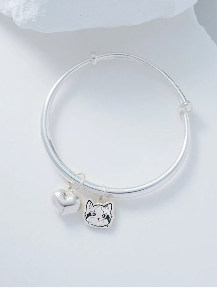 Custom Pet Portrait Bracelet made of S925 silver, featuring a personalized charm of your pet’s face and an additional heart charm. Handcrafted with precision, this bracelet is a perfect memorial keepsake or gift for pet lovers, highlighting unique customization and quality craftsmanship.

