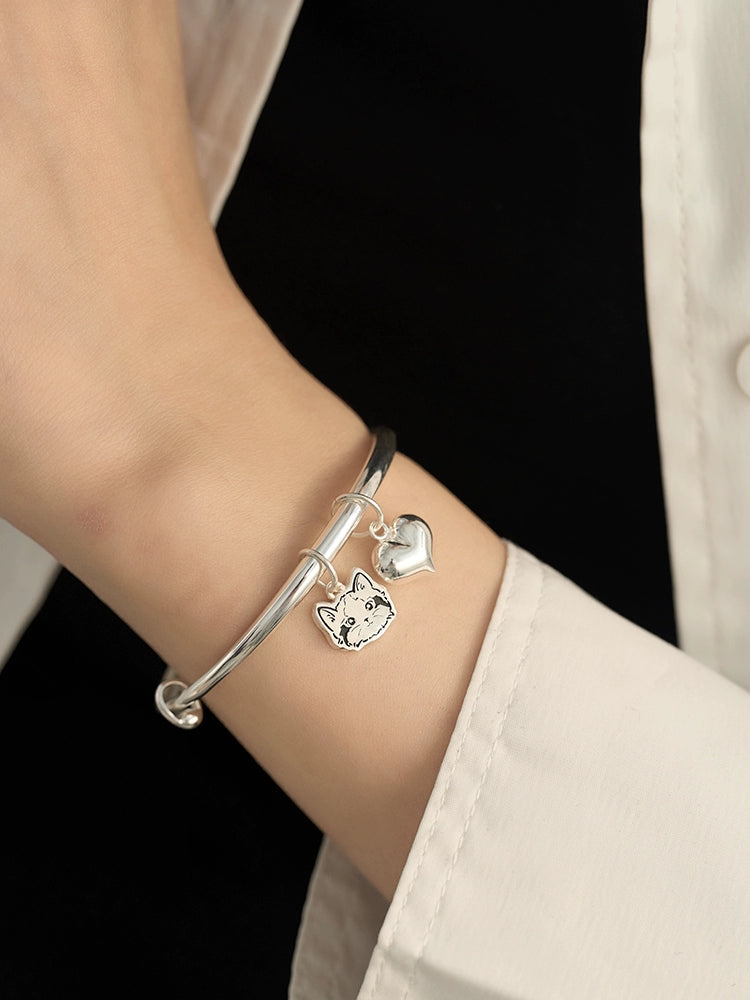 Custom Pet Portrait Bracelet made of S925 silver, featuring a personalized charm of your pet’s face and an additional heart charm. Handcrafted with precision, this bracelet is a perfect memorial keepsake or gift for pet lovers, highlighting unique customization and quality craftsmanship.

