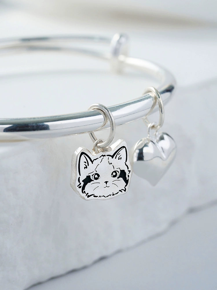Custom Pet Portrait Bracelet made of S925 silver, featuring a personalized charm of your pet’s face and an additional heart charm. Handcrafted with precision, this bracelet is a perfect memorial keepsake or gift for pet lovers, highlighting unique customization and quality craftsmanship.


