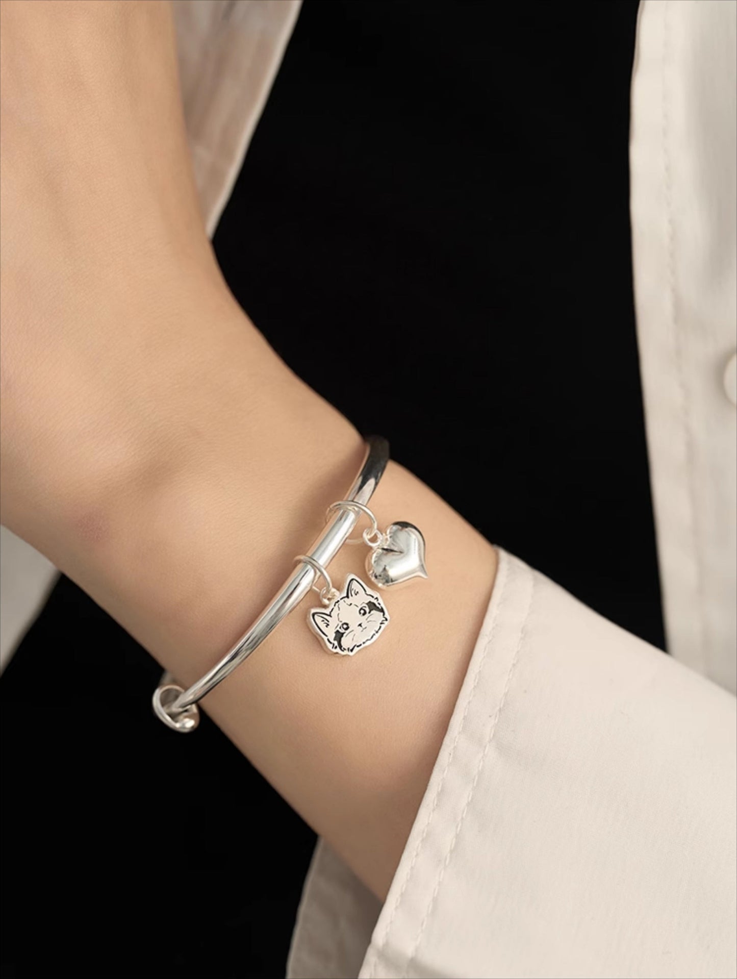 Custom Pet Portrait Bracelet made of S925 silver, featuring a personalized charm of your pet’s face and an additional heart charm. Handcrafted with precision, this bracelet is a perfect memorial keepsake or gift for pet lovers, highlighting unique customization and quality craftsmanship.

