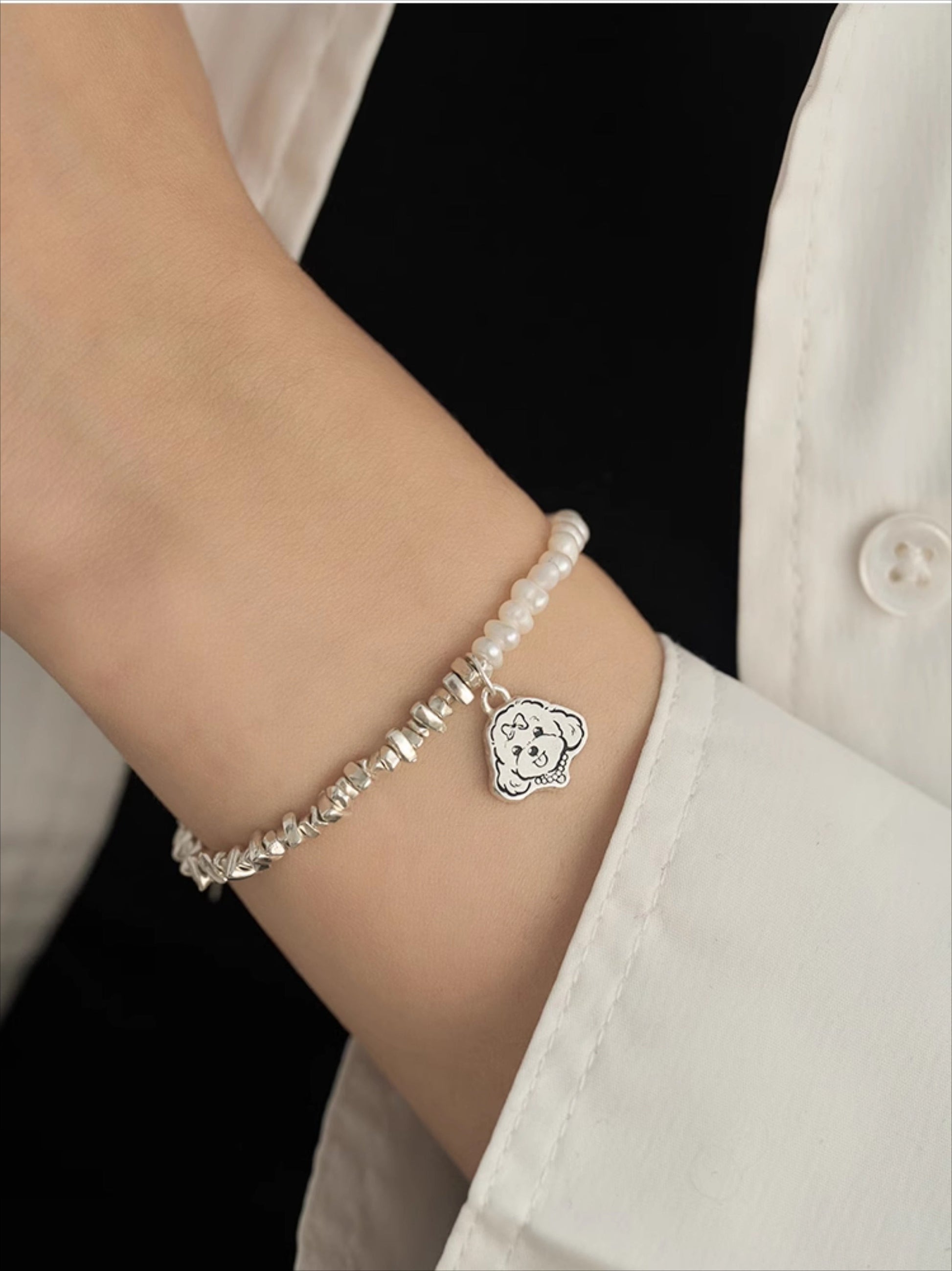 Custom Pet Portrait Bracelet made of S925 silver with detailed charm featuring a pet’s face, adorned with pearls. Handcrafted, personalized jewelry piece ideal for pet lovers, available in various styles. Perfect as a pet memorial or a unique gift.