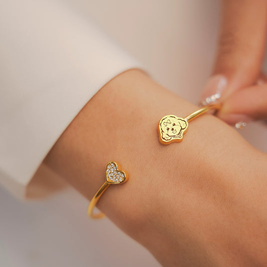  A close-up of a Custom Pet Portrait Bracelet featuring a personalized charm in 925 silver, displaying a detailed pet portrait. The bracelet showcases intricate craftsmanship and an adjustable chain, symbolizing a cherished bond between pet and owner. Ideal as a pet memorial or keepsake, crafted with care and precision.