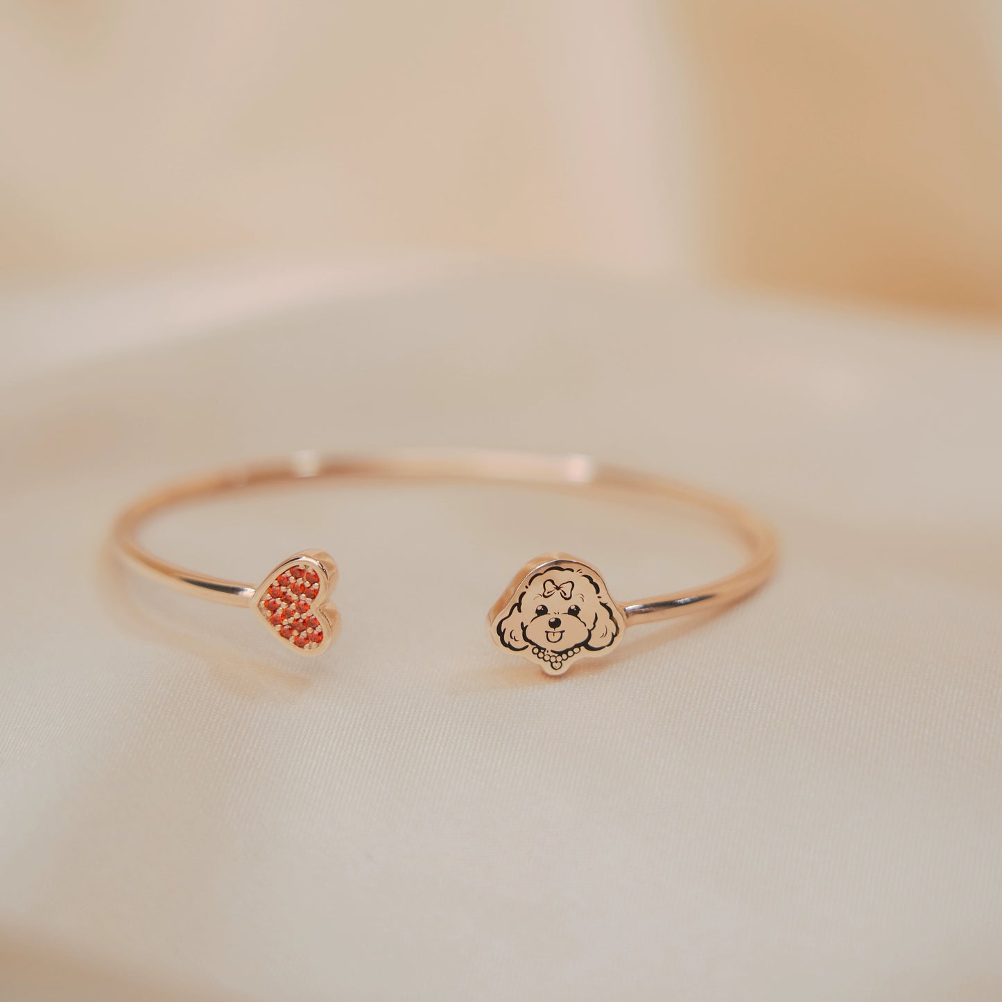  A close-up of a Custom Pet Portrait Bracelet featuring a personalized charm in 925 silver, displaying a detailed pet portrait. The bracelet showcases intricate craftsmanship and an adjustable chain, symbolizing a cherished bond between pet and owner. Ideal as a pet memorial or keepsake, crafted with care and precision.