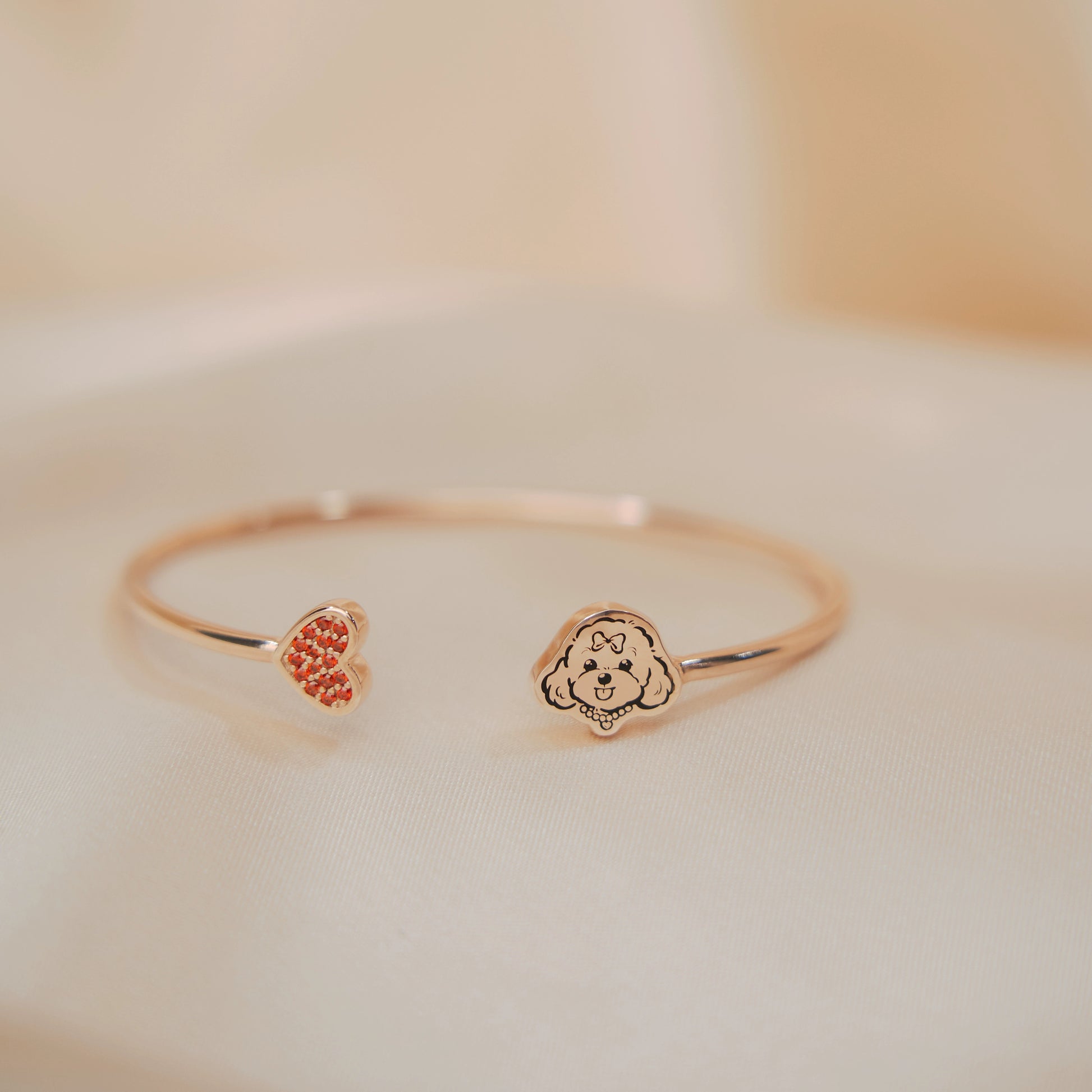  A close-up of a Custom Pet Portrait Bracelet featuring a personalized charm in 925 silver, displaying a detailed pet portrait. The bracelet showcases intricate craftsmanship and an adjustable chain, symbolizing a cherished bond between pet and owner. Ideal as a pet memorial or keepsake, crafted with care and precision.
