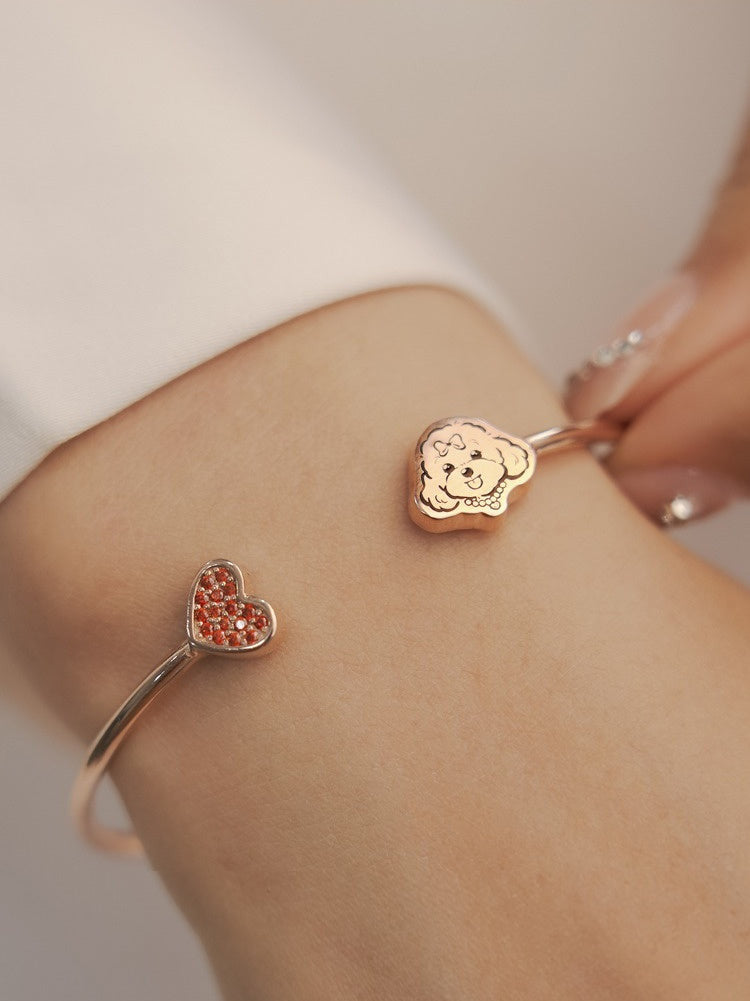  A close-up of a Custom Pet Portrait Bracelet featuring a personalized charm in 925 silver, displaying a detailed pet portrait. The bracelet showcases intricate craftsmanship and an adjustable chain, symbolizing a cherished bond between pet and owner. Ideal as a pet memorial or keepsake, crafted with care and precision.