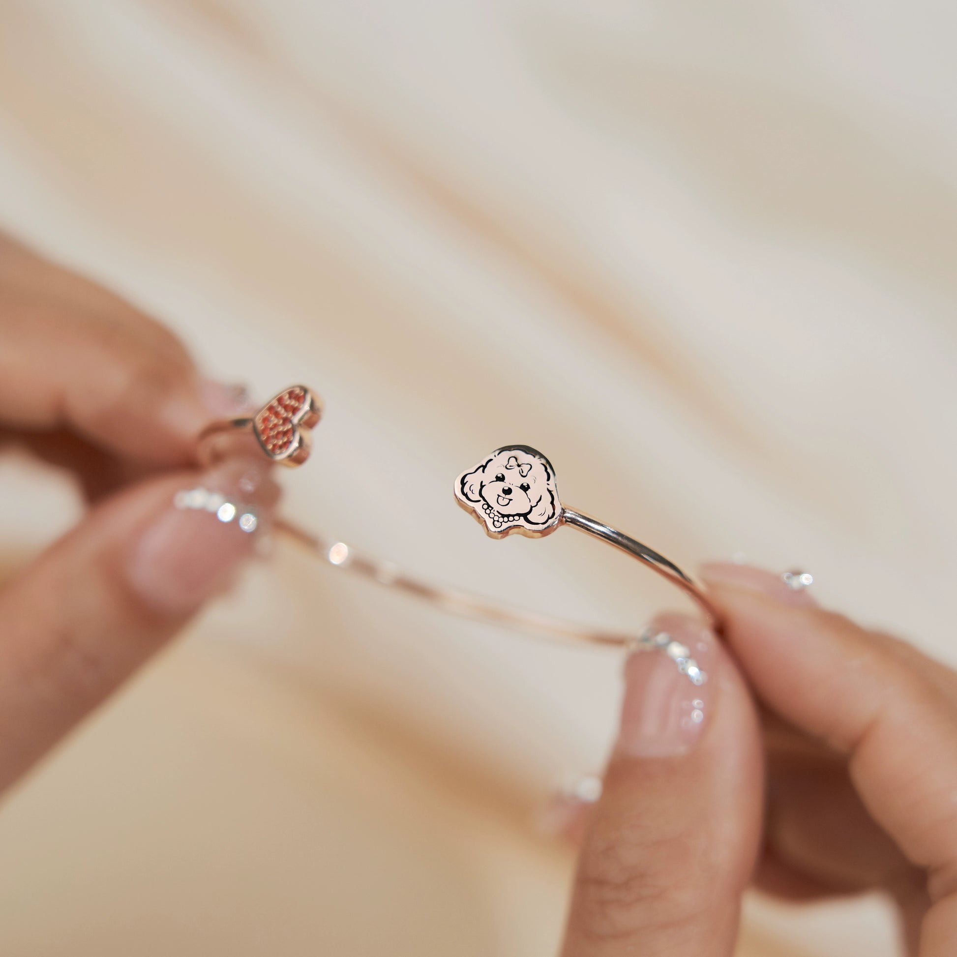 A close-up of a Custom Pet Portrait Bracelet featuring a personalized charm in 925 silver, displaying a detailed pet portrait. The bracelet showcases intricate craftsmanship and an adjustable chain, symbolizing a cherished bond between pet and owner. Ideal as a pet memorial or keepsake, crafted with care and precision.