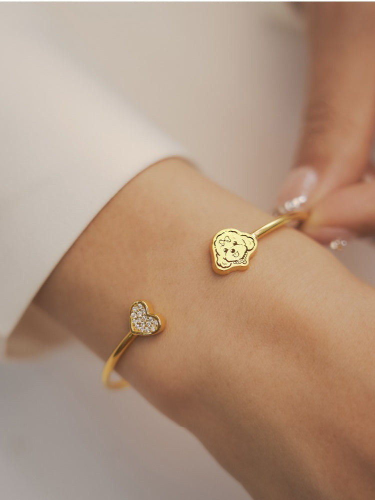  A close-up of a Custom Pet Portrait Bracelet featuring a personalized charm in 925 silver, displaying a detailed pet portrait. The bracelet showcases intricate craftsmanship and an adjustable chain, symbolizing a cherished bond between pet and owner. Ideal as a pet memorial or keepsake, crafted with care and precision.