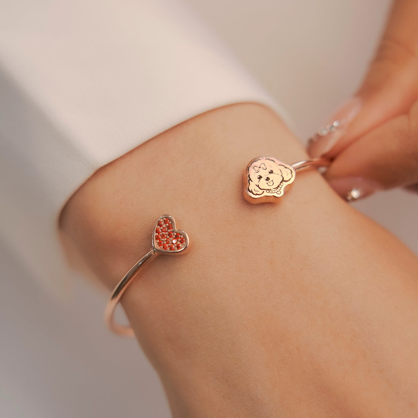  A close-up of a Custom Pet Portrait Bracelet featuring a personalized charm in 925 silver, displaying a detailed pet portrait. The bracelet showcases intricate craftsmanship and an adjustable chain, symbolizing a cherished bond between pet and owner. Ideal as a pet memorial or keepsake, crafted with care and precision.
