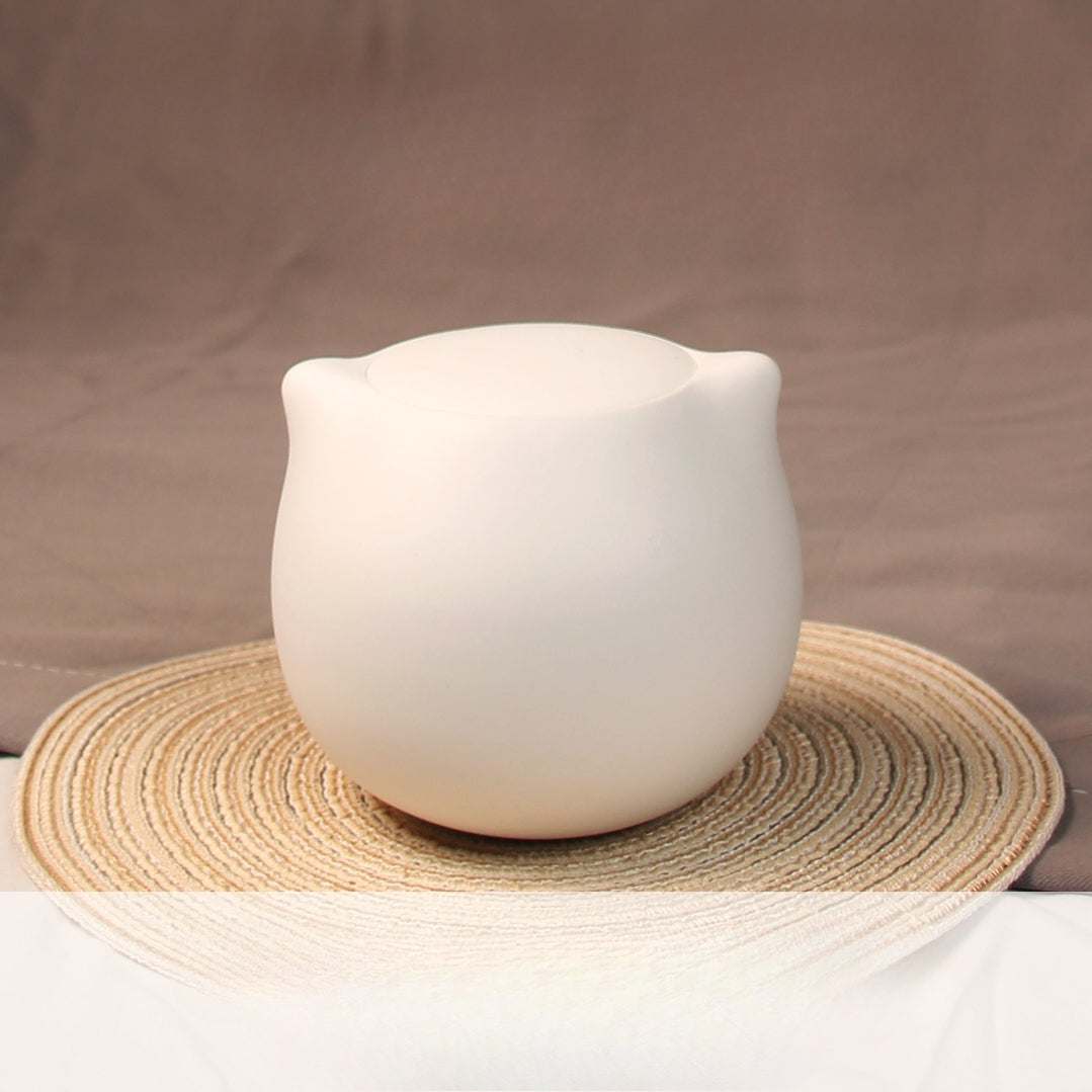 This white cat ceramic pet urn features a charming cat-shaped design with a detachable photo frame and included candle, measuring 15cm tall and 10cm wide, holding 200ml of ashes. Perfect for North American pet owners memorializing small pets like cats or kittens, it offers secure storage and a heartfelt display for shelves or mantels.