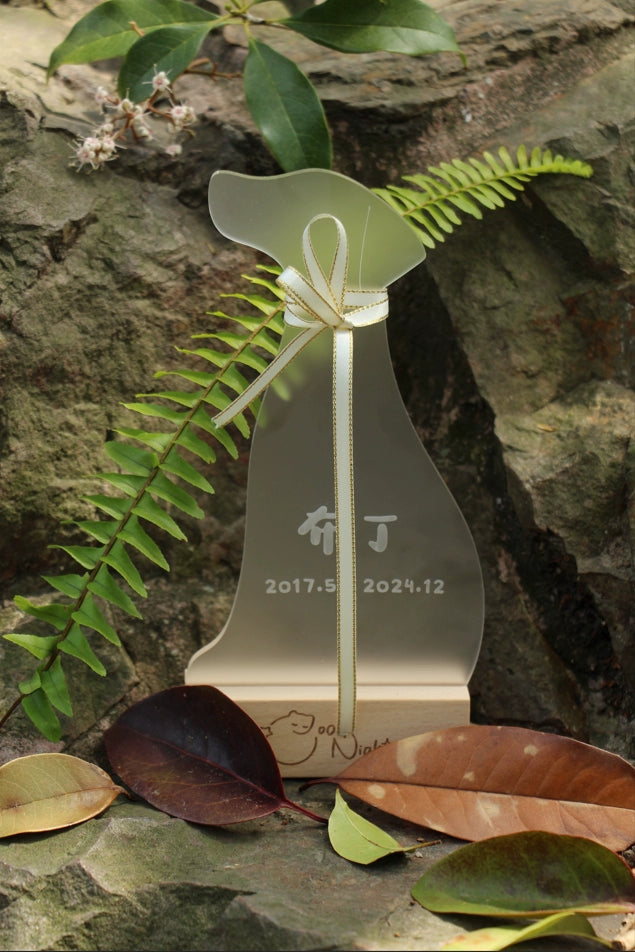 The Good Night Pet Memorial Set (Dog) includes a white ceramic pet urn with a silicone-sealed lid, dog shrine, bone candle set, and hair storage box, measuring 15cm tall and 10cm wide, holding 200ml for pets up to 25 pounds. Ideal for North American dog owners, it offers a warm, handcrafted memorial display for shelves or tables.