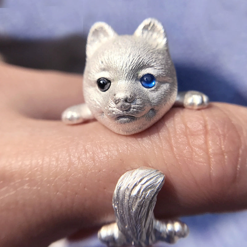 Handcrafted 925 silver Pomeranian ring featuring gemstone eyes, available in various colors, with custom engraving options. Unique dog jewelry for Pomeranian lovers, available in silver and antique black finishes.