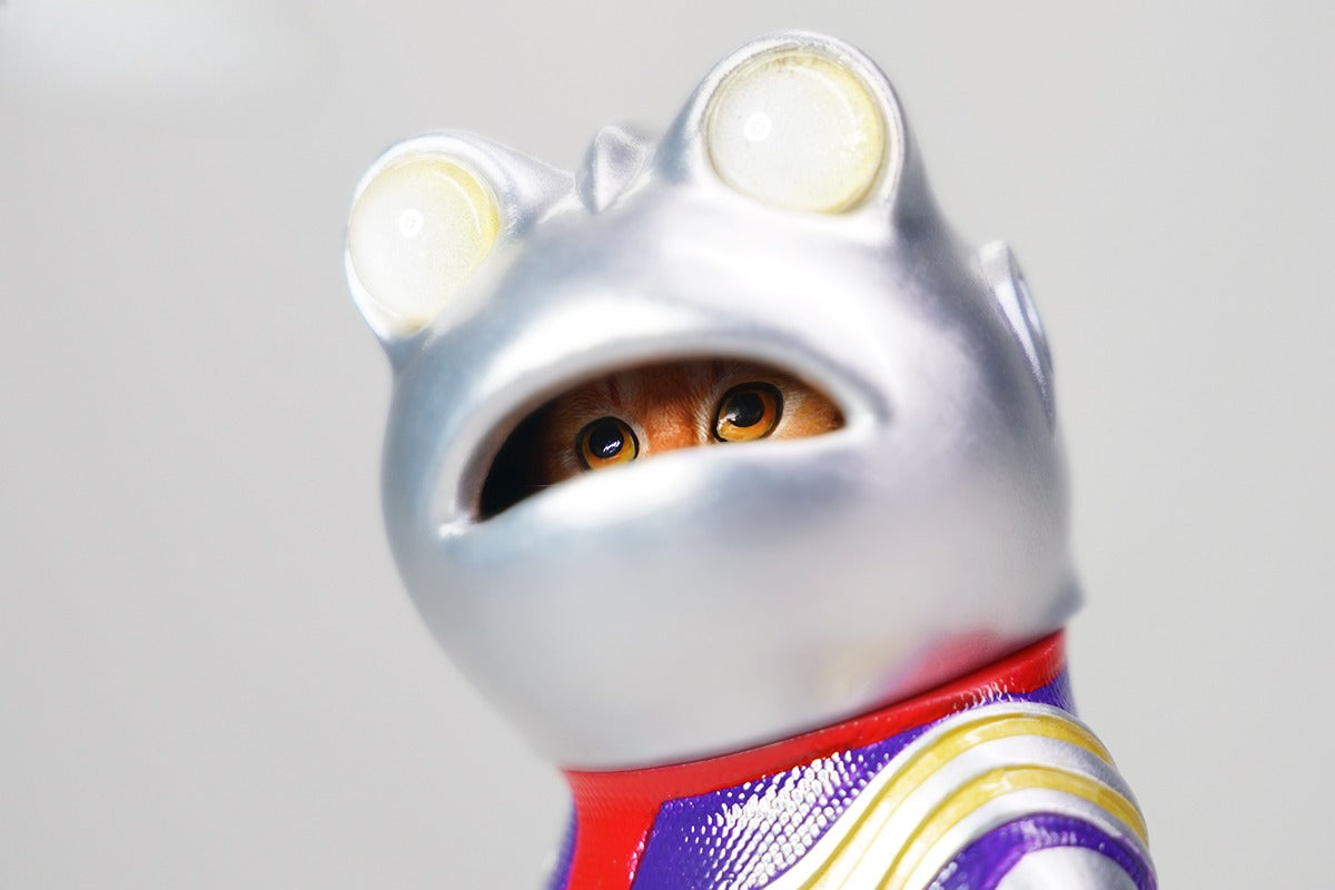 This Ultrafrog action figure features a frog body with a removable cat head sculpture, made of durable vinyl. The figure measures 9 x 5 x 16 cm and includes a magnetic headpiece that can rotate, making it a fun and customizable collectible for fans of unique hybrid figures, superheroes, and creative designs.