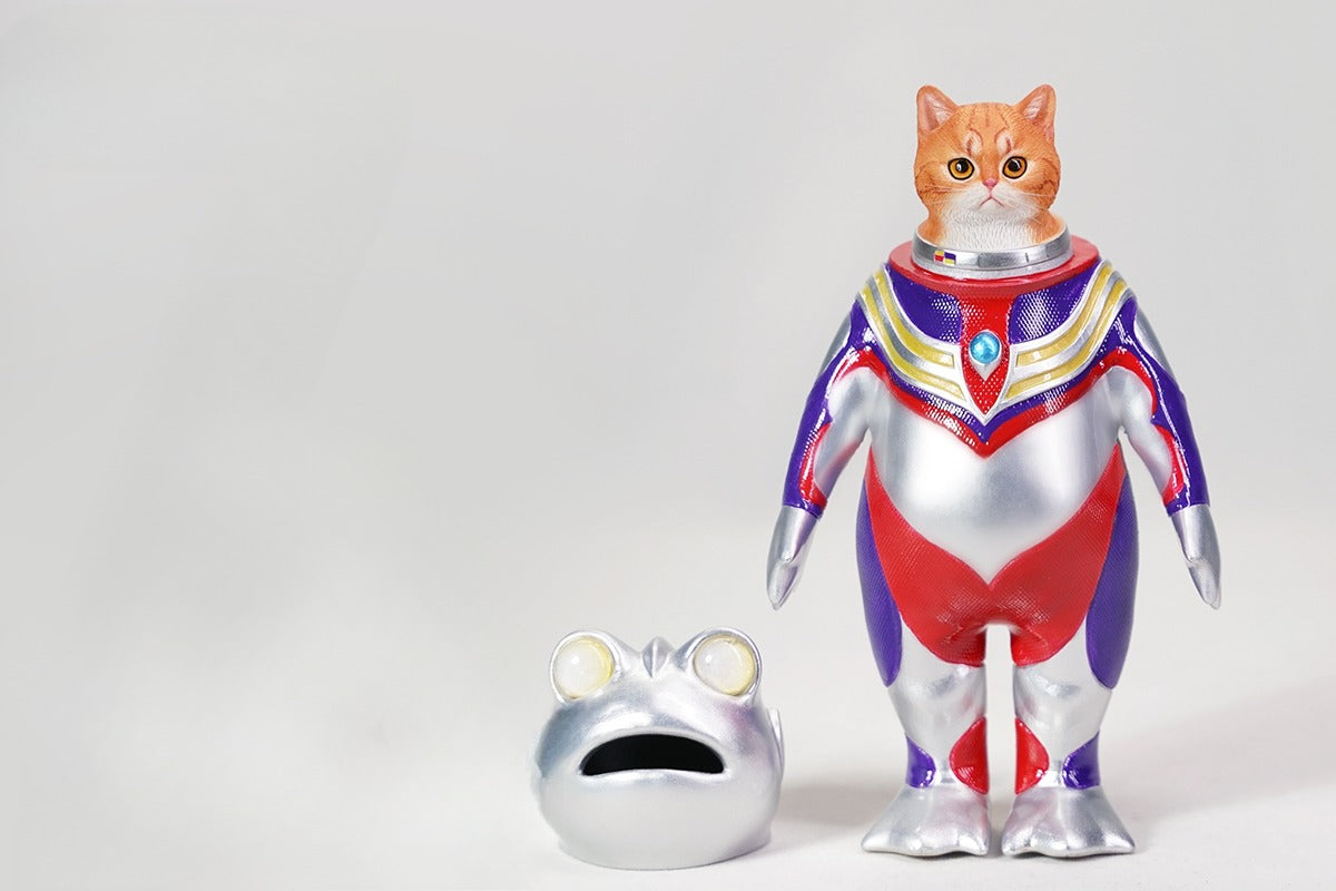 This Ultrafrog action figure features a frog body with a removable cat head sculpture, made of durable vinyl. The figure measures 9 x 5 x 16 cm and includes a magnetic headpiece that can rotate, making it a fun and customizable collectible for fans of unique hybrid figures, superheroes, and creative designs.