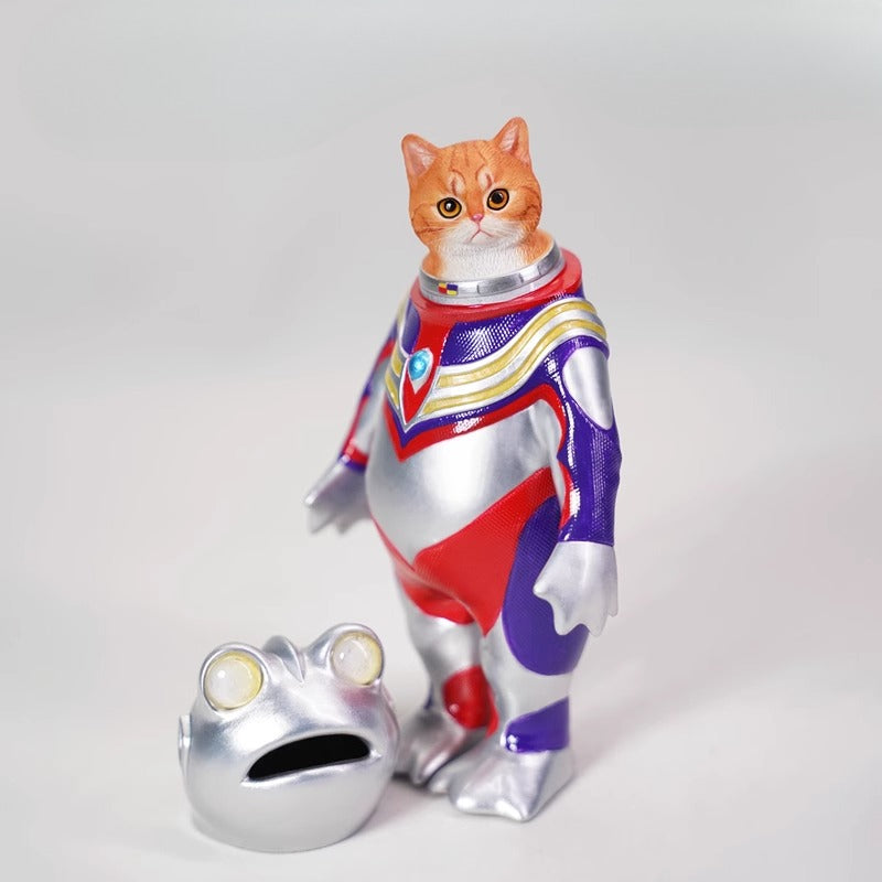 This Ultrafrog action figure features a frog body with a removable cat head sculpture, made of durable vinyl. The figure measures 9 x 5 x 16 cm and includes a magnetic headpiece that can rotate, making it a fun and customizable collectible for fans of unique hybrid figures, superheroes, and creative designs.