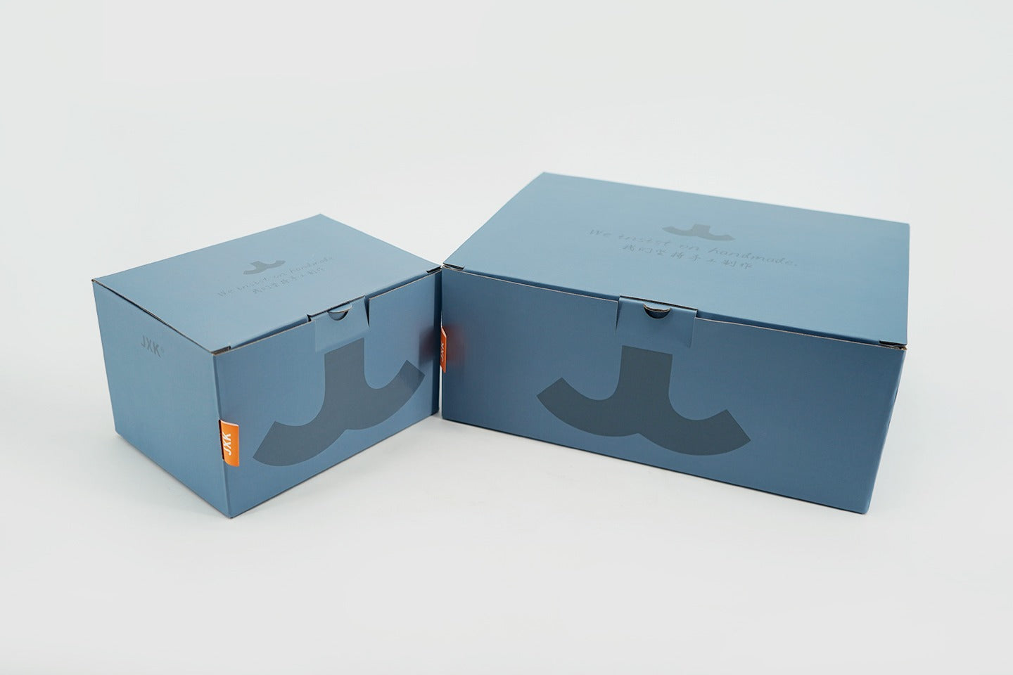 This Ultrafrog action figure features a frog body with a removable cat head sculpture, made of durable vinyl. The figure measures 9 x 5 x 16 cm and includes a magnetic headpiece that can rotate, making it a fun and customizable collectible for fans of unique hybrid figures, superheroes, and creative designs.