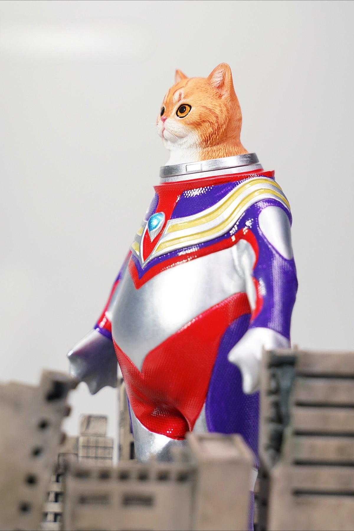 This Ultrafrog action figure features a frog body with a removable cat head sculpture, made of durable vinyl. The figure measures 9 x 5 x 16 cm and includes a magnetic headpiece that can rotate, making it a fun and customizable collectible for fans of unique hybrid figures, superheroes, and creative designs.