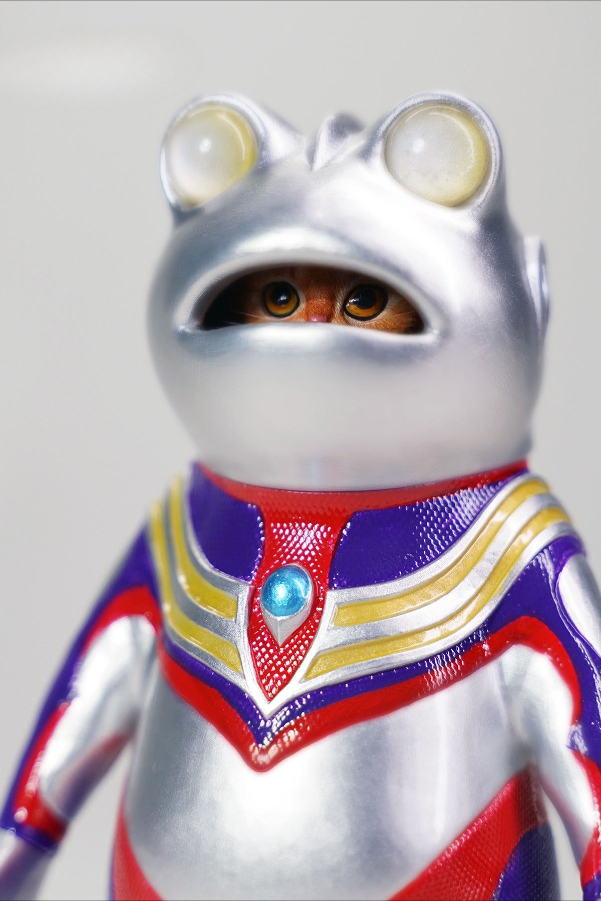 This Ultrafrog action figure features a frog body with a removable cat head sculpture, made of durable vinyl. The figure measures 9 x 5 x 16 cm and includes a magnetic headpiece that can rotate, making it a fun and customizable collectible for fans of unique hybrid figures, superheroes, and creative designs.