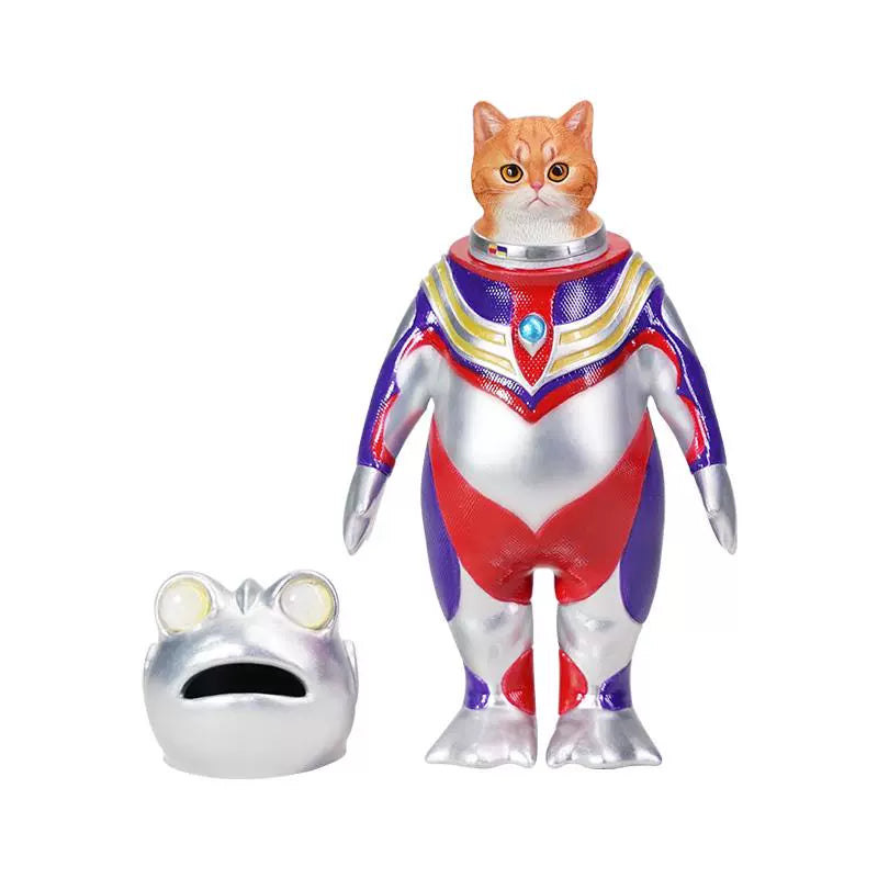 This Ultrafrog action figure features a frog body with a removable cat head sculpture, made of durable vinyl. The figure measures 9 x 5 x 16 cm and includes a magnetic headpiece that can rotate, making it a fun and customizable collectible for fans of unique hybrid figures, superheroes, and creative designs.