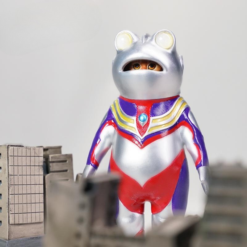 This Ultrafrog action figure features a frog body with a removable cat head sculpture, made of durable vinyl. The figure measures 9 x 5 x 16 cm and includes a magnetic headpiece that can rotate, making it a fun and customizable collectible for fans of unique hybrid figures, superheroes, and creative designs.
