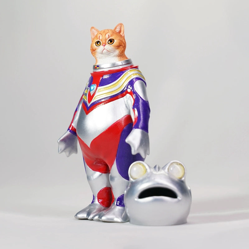 This Ultrafrog action figure features a frog body with a removable cat head sculpture, made of durable vinyl. The figure measures 9 x 5 x 16 cm and includes a magnetic headpiece that can rotate, making it a fun and customizable collectible for fans of unique hybrid figures, superheroes, and creative designs.