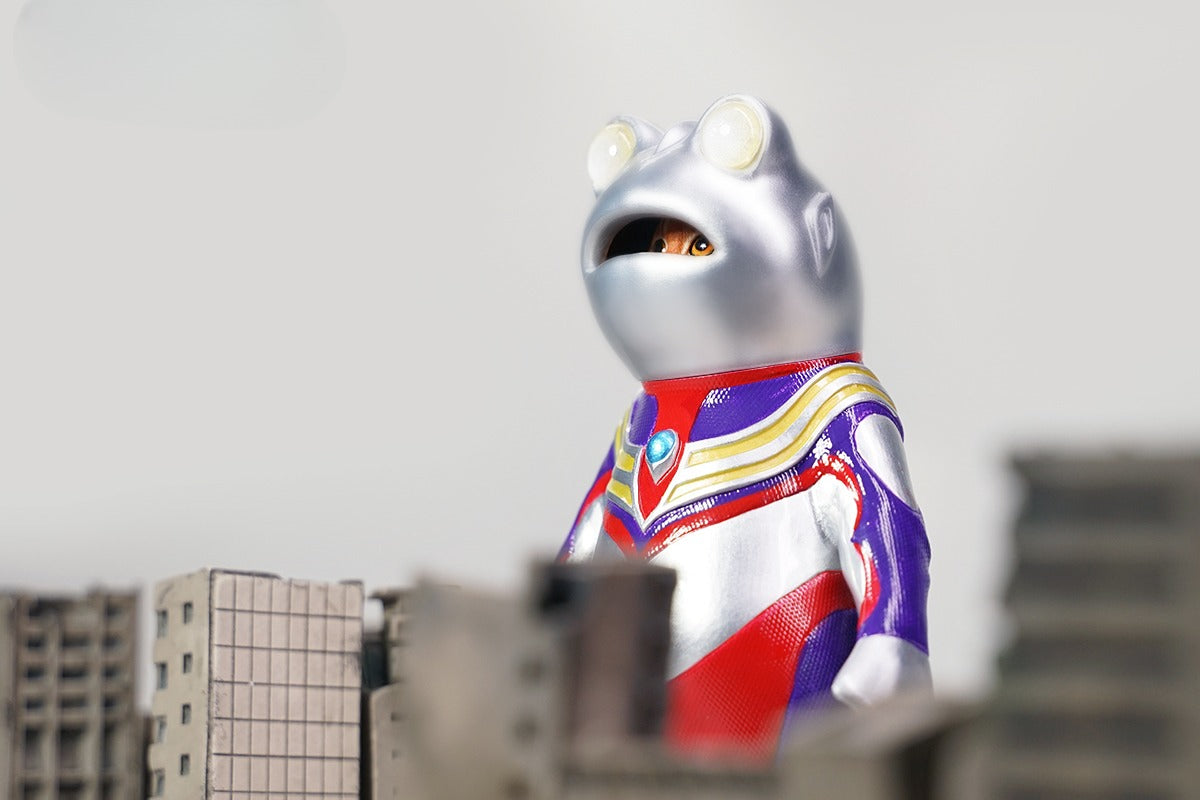 This Ultrafrog action figure features a frog body with a removable cat head sculpture, made of durable vinyl. The figure measures 9 x 5 x 16 cm and includes a magnetic headpiece that can rotate, making it a fun and customizable collectible for fans of unique hybrid figures, superheroes, and creative designs.